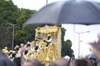 La Cabalgata de Reyes Magos reparte ilusión en las calles de Sevilla a pesar de la aparición de la lluvia a su salida