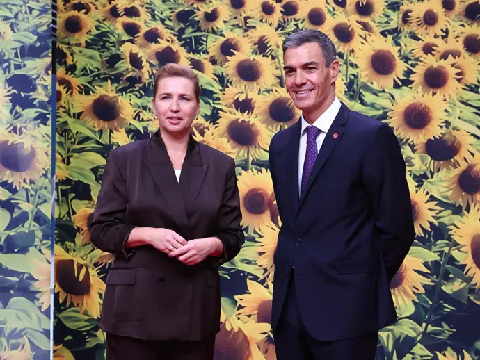 Pedro Sánchez saluda a Mette Frederiksen