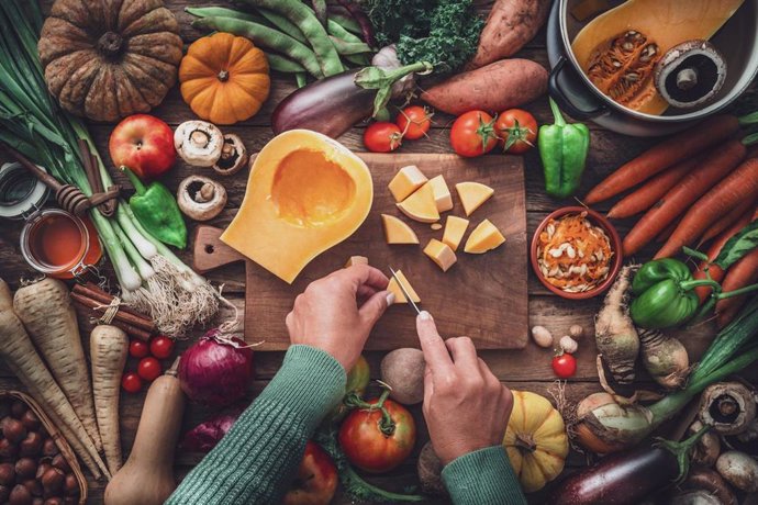 Archivo - Imagen de recurso de una persona cocinando una calabaza.