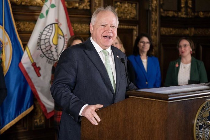 Archivo - El gobernador de Minnesota, Tim Walz