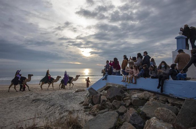 Archivo - Los Reyes Magos de Oriente llegan a la playa de Matalascañas en camellos en una imagen de archivo.