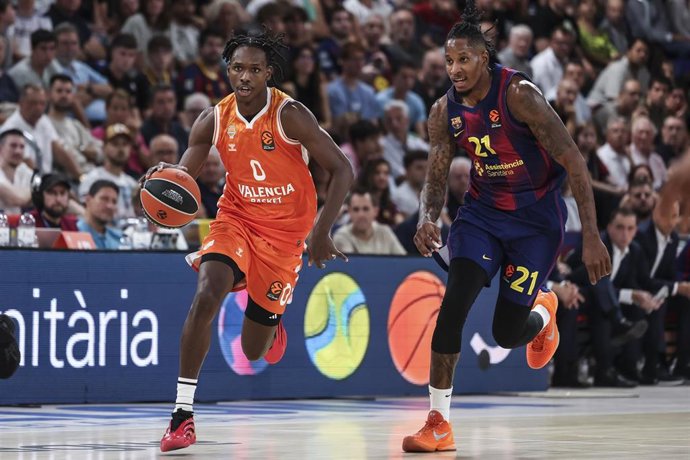 Archivo - Brancou Badio ante Will Clyburn en el Barça-Valencia Basket de la Euroliga 25-26