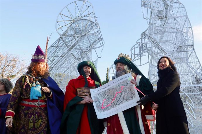 Melchor y Gaspar junto a la alcaldesa de Zaragoza, Natalia Chueca con el mapa del recorrido de la cabalgata por la ciudad.