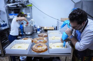 Detalle de la fabricación de los roscones de Reyes, a 3 de enero de 2026 en Sevilla (Andalucía, España). Los obradores y confiterías trabajan a contrarreloj en la fabricación de los Roscos de Reyes.