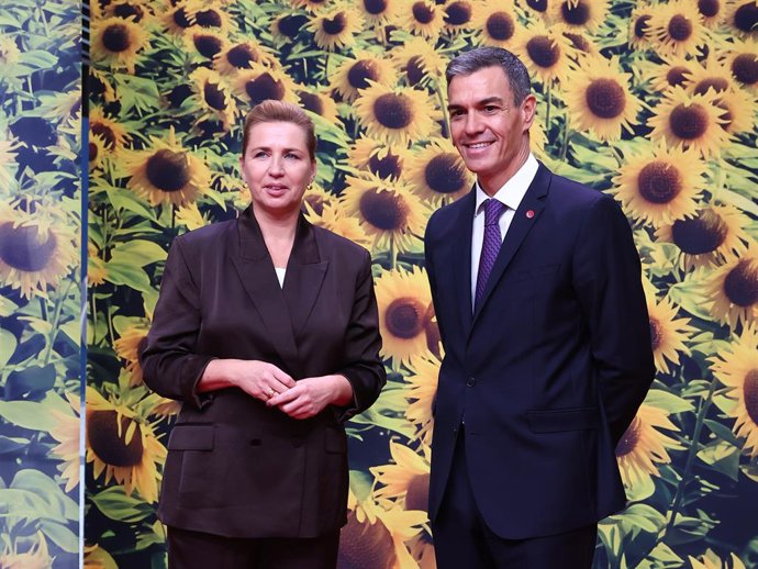 Archivo - Arxiu - El president del Govern, Pedro Sánchez, saluda a la primera ministra de Dinamarca, Mette Frederiksen