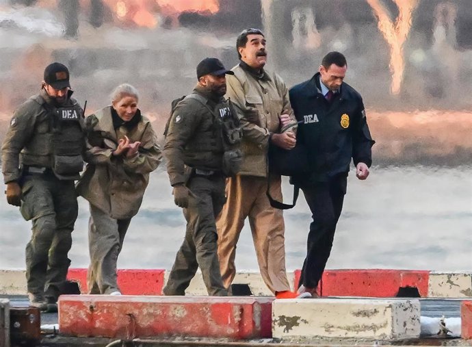 El presidente de Venezuela, Nicolás Maduro, y su esposa Cilia Flores, a su llegada a Nueva York tras su captura por parte de fuerzas militares estadounidenses.