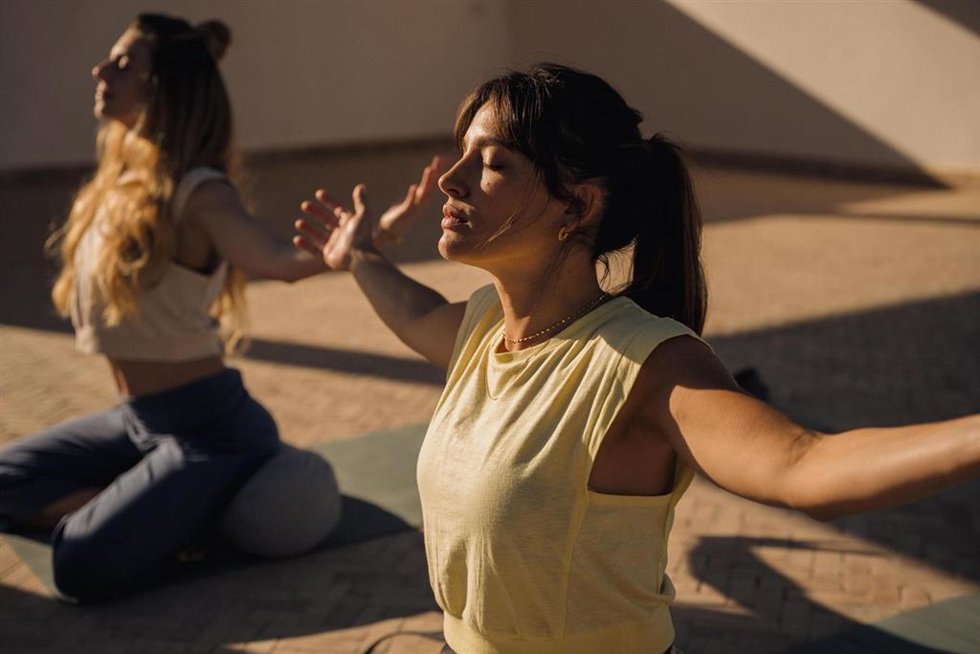 Imagen de una mujer haciendo una sesión de yoga
