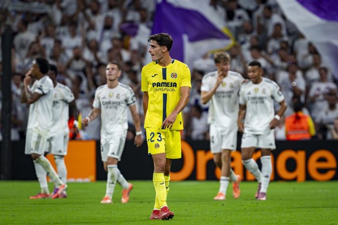 Archivo - Los jugadores del Real Madrid celebran un gol en el encuentro ante el Villarreal CF en el Estadio Santiago Bernabéu. 