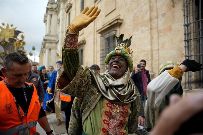 El presidente de la Junta de Andalucía, Juanma Moreno, encarna al Rey Baltasar en la Cabalgata de Reyes Magos. 