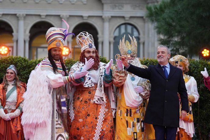 El alcalde de Barcelona, Jaume Collboni (d) recibe a los Reyes Magos tras su llegada en barco, a 5 de enero de 2026, en Barcelona, Catalunya (España)