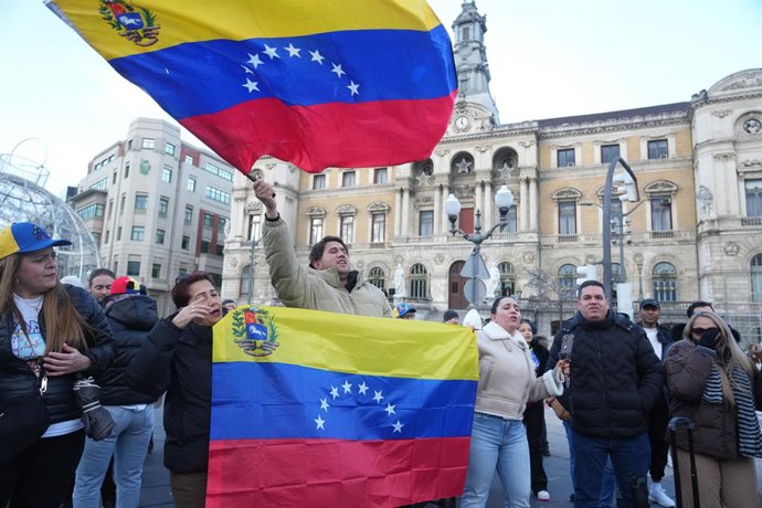 Decenas de personas durante una concentración para celebrar la captura de Maduro, frente al Ayuntamiento de Bilbao, a 4 de enero de 2026, en Bilbao, Vizcaya, País Vasco (España). La plataforma ‘Venezolanos en Bilbao Bizkaia’ se concentra hoy en la capital
