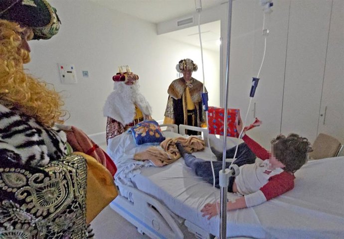 Los Reyes Magos visitan a un menor ingresado en el Hospital Quirónsalud Campo de Gibraltar, en Los Barrios (Cádiz)