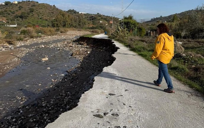 Vista de los destrozos en una vía del municipio de Monda.