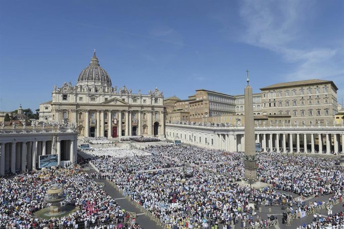 Archivo - Centenares de personas durante la canonización de Carlo Acutis, en la Plaza de San Pedro del Vaticano, a 7 de septiembre de 2025, en Roma (Italia).