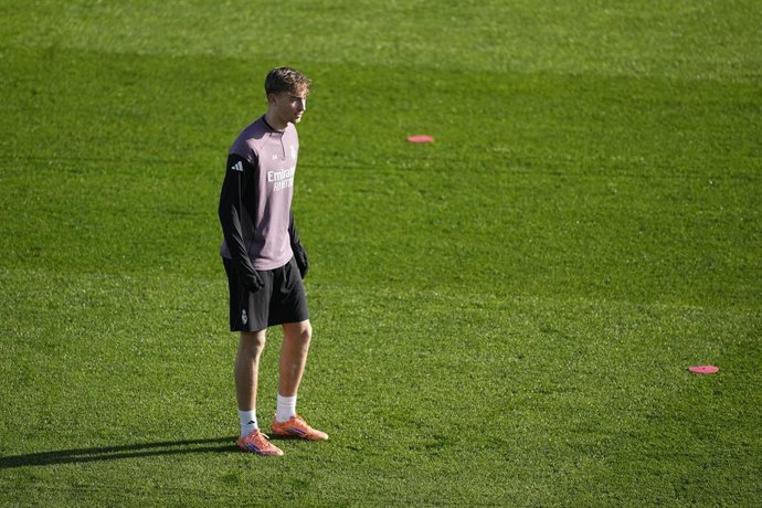 Dean Huijsen durante un entrenamiento del Real Madrid