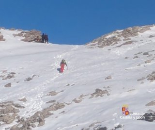 Rescatan a dos senderistas enriscadas a causa del hielo y la nieve en el pico Polvoreda (León)
