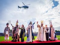 Los Reyes Magos evitan la lluvia y llegan por tierra, mar y aire y cargados de ilusión a la provincia de Cádiz