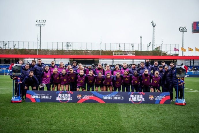 El Barça femenino celebra su primer entrenamiento solidario en la víspera de Reyes