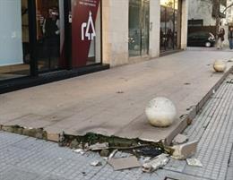 Daños materiales causados en una de las aceras.