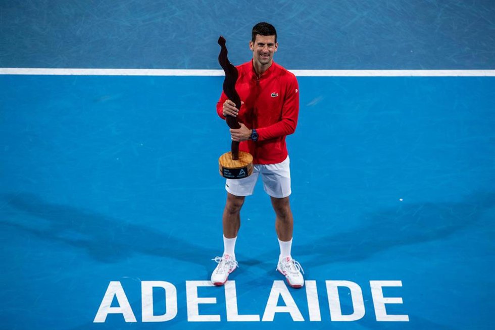 Archivo - Novak Djokovic con su título en Adelaida