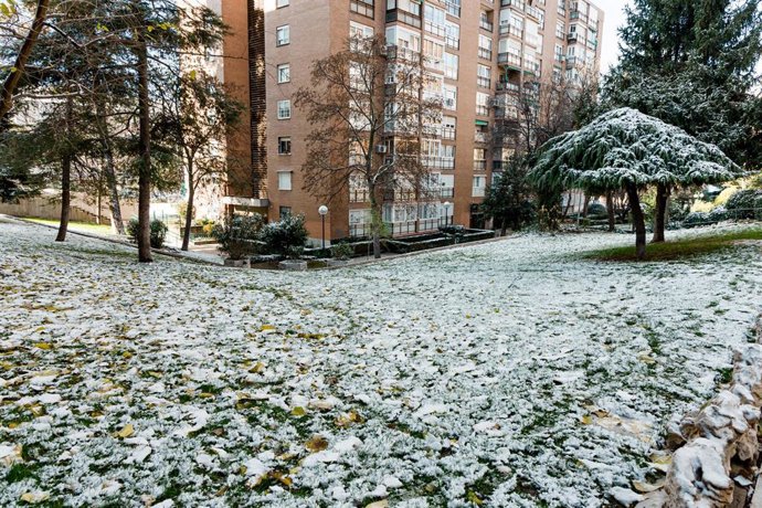 Una capa de nieve cubre las calles del barrio de Santa Eugenia durante la borrasca ‘Francis’, a 5 de enero de 2026, en Madrid (España). 