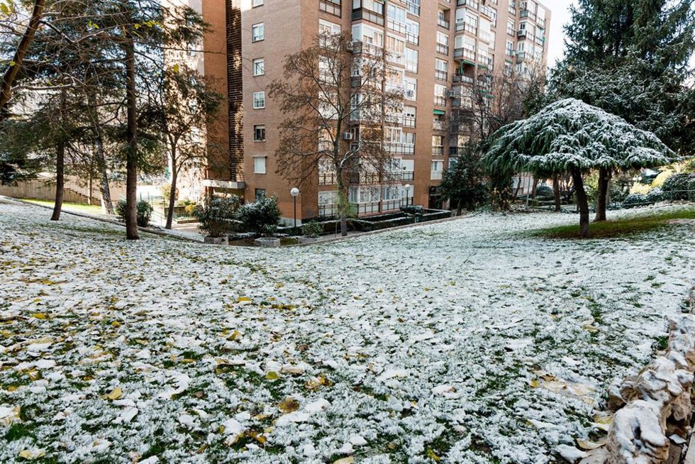 Una capa de nieve cubre las calles del barrio de Santa Eugenia durante la borrasca Francis, a 5 de enero de 2026, en Madrid (España). 