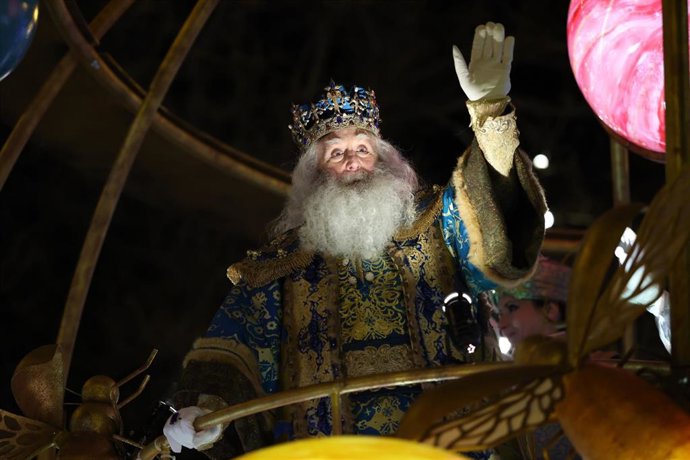 El Rey Melchor saluda durante la Cabalgata de los Reyes Magos, a 5 de enero de 2025, en Madrid (España). La Cabalgata de Reyes de este año se encuentra bajo el lema ‘El saber compartido’, representando una travesía simbólica por el conocimiento como homen