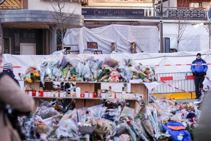 Memorial cerca del bar donde un incendio causó 40 muertos y más de un centenar de heridos durante las celebraciones de Nochevieja en Crans-Montana (Suiza)