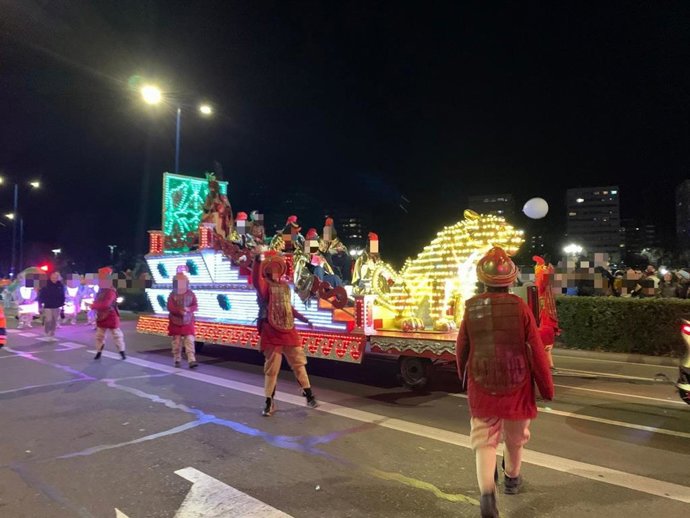 Los Reyes Magos reparten ilusión en Valladolid pese al frío en una cabalgata con guiños a la historia de la ciudad