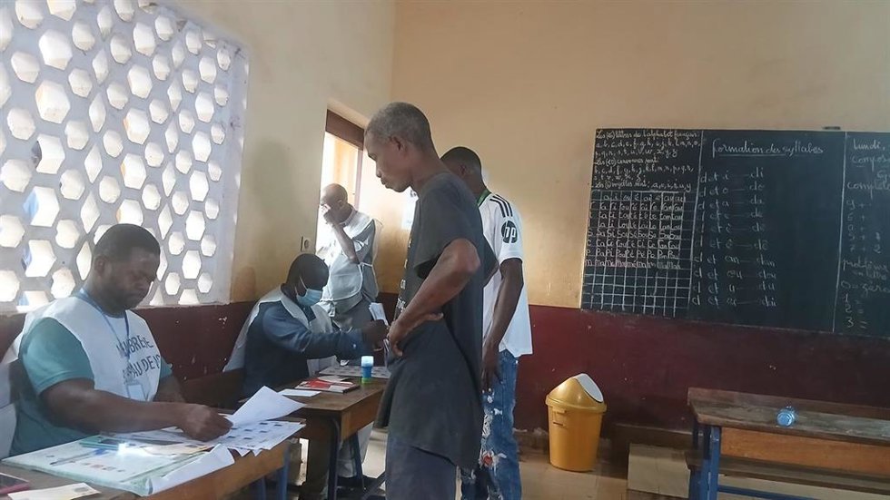 Centro de votación en la capital de Guinea, Conakry