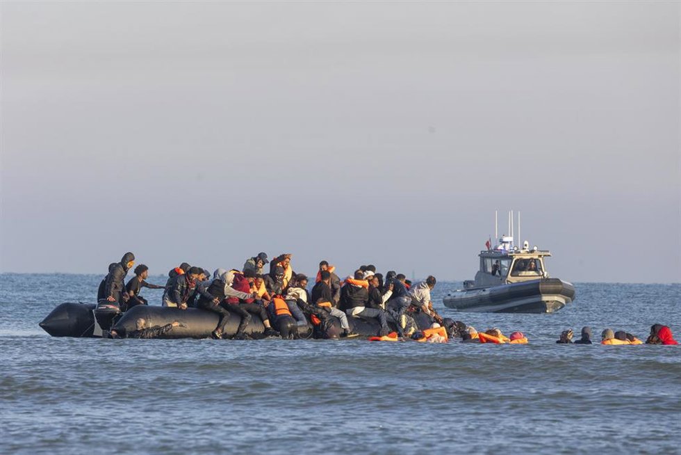 Archivo - Migrantes frente a las costas francesas al intentar cruzar el canal de la Mancha
