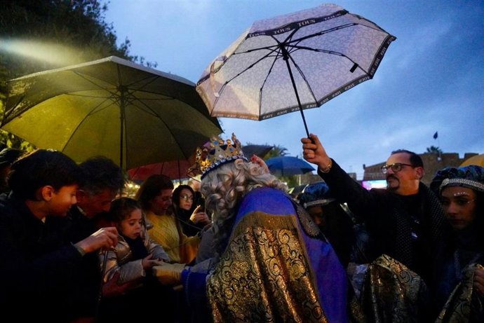 Los Reyes Magos recibidos por familias y niños a pesar de la lluvia.