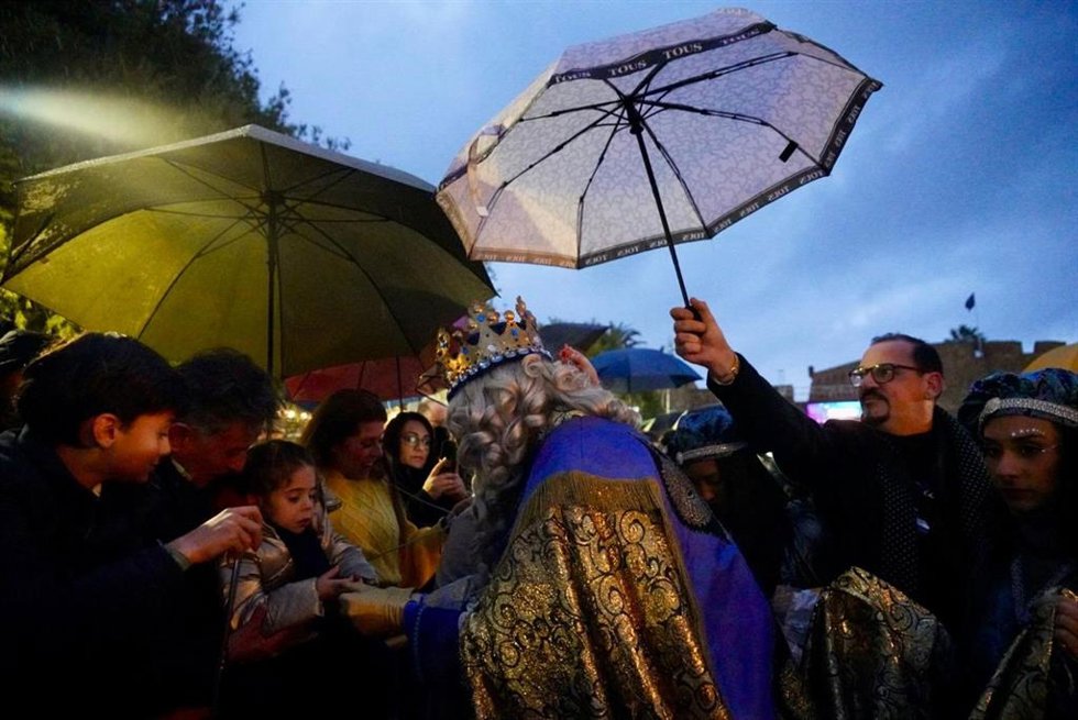 Los Reyes Magos recibidos por familias y niños a pesar de la lluvia.