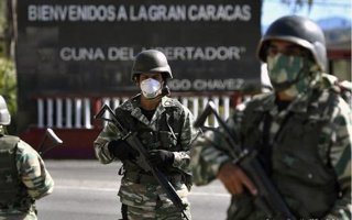 Archivo - Militares en Caracas