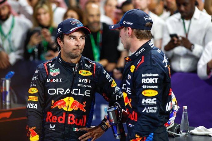 Archivo - Checo Pérez y Max Verstappen en Red Bull