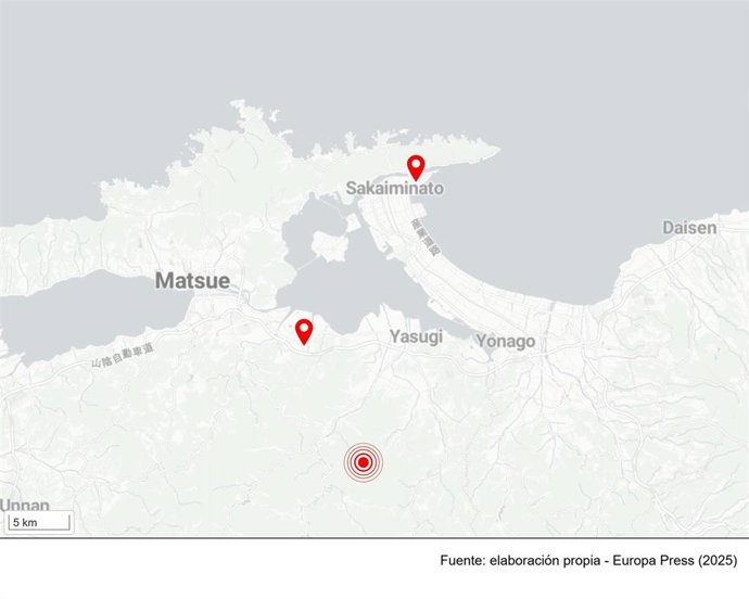 Mapa de la zona afectada por un terremoto de magnitud 6.2 en el suroeste de la isla japonesa de Honshu, destacando el epicentro y las dos mayores ciudades afectadas, Sakaiminoto y Matsue
