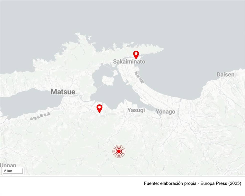 Mapa de la zona afectada por un terremoto de magnitud 6.2 en el suroeste de la isla japonesa de Honshu, destacando el epicentro y las dos mayores ciudades afectadas, Sakaiminoto y Matsue