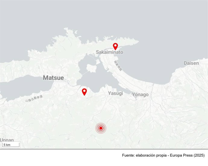 Mapa de la zona afectada por un terremoto de magnitud 6.2 en el suroeste de la isla japonesa de Honshu, destacando el epicentro y las dos mayores ciudades afectadas, Sakaiminoto y Matsue