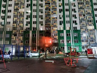 Archivo - Imagen de un edificio de apartamentos alcanzado por un dron ucraniano que cayó tras ser derribado por los sistemas de defensa rusos en la ciudad rusa de Tver
