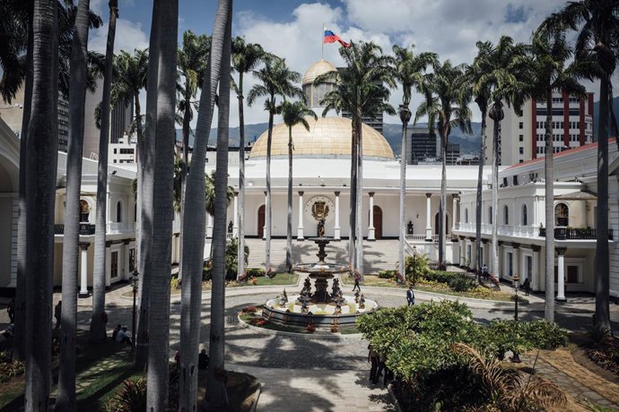 Archivo - 5 de fevereiro de 2019 - Caracas, Venezuela - A Assembleia Nacional está na oposição há quase 4 anos e a Assembleia Constituinte pró-Maduro foi criada em 2017. Os dois partidos vivem juntos no Edifício Legislativo Federal em um prédio elétrico.