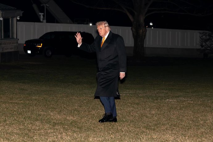 4 de janeiro de 2026, Washington, Distrito de Columbia, EUA: O presidente DONALD TRUMP acena para a imprensa ao entrar na Casa Branca pela primeira vez em 16 dias.