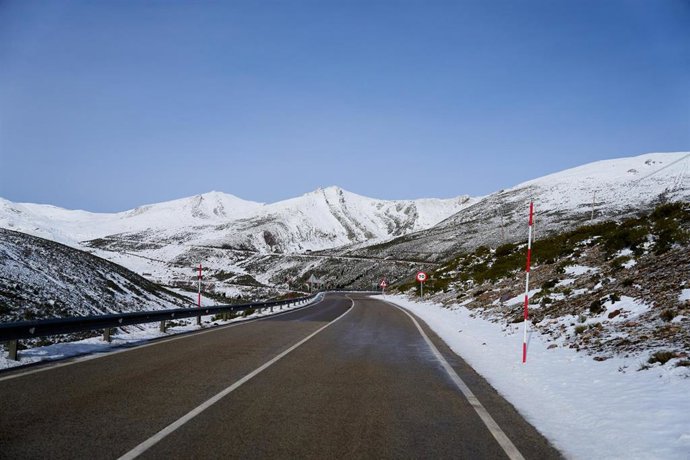 Archivo - Nieve en una carretera de Cantabria. Foto de archivo