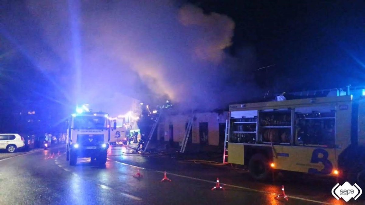 Sofocado el incendio declarado en tres edificaciones en Grado