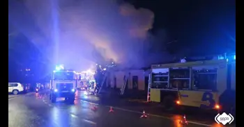 Sofocado el incendio declarado en tres edificaciones en Grado