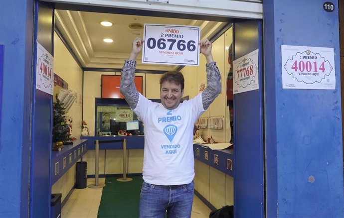 Archivo - Agraciados con el ‘Segundo Premio’ del Sorteo Extraordinario de El Niño 2025 correspondiente al número 06766 celebran su suerte en la administración de Avenida Camelias, a 6 de enero de 2025, en Vigo, Pontevedra, Galicia (España). El Sorteo de l