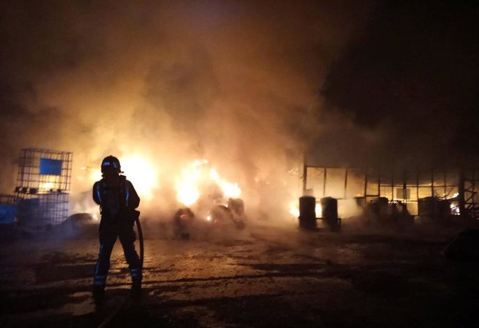 Imagen de los bomberos trabajando esta pasada madrugada en el incendio