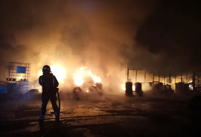 Bomberos trabajando en el incendio