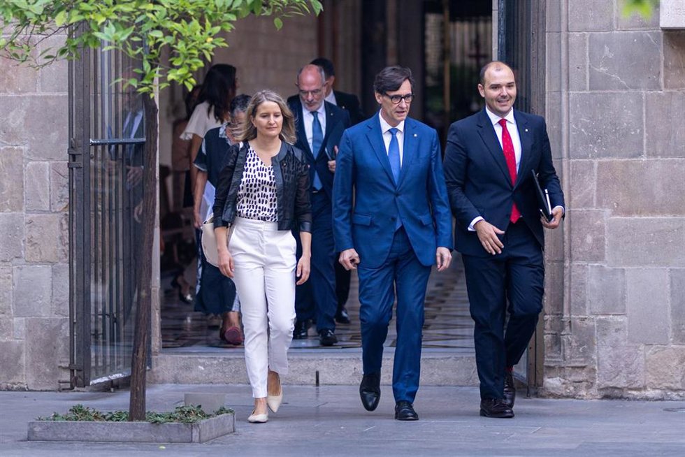 Archivo - El presidente de la Generalitat, Salvador Illa, la consellera de Derechos Sociales e Inclusión, Mnica Martínez Bravo, y el conseller de Presidencia, Albert Dalmau, en una imagen de archivo en el Palau de la Generalitat.