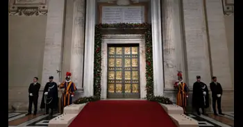 León XIV cierra la Puerta Santa del Vaticano y clausura el Jubileo