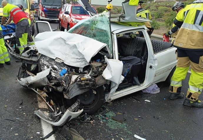 Sucesos.- Cinco personas heridas tras una colisión entre dos vehículos en la TF-28, en Arona (Tenerife)